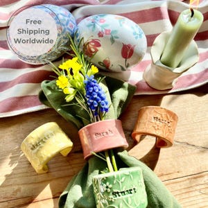 Servilletero de cerámica colorido personalizado para Pascua y primavera: decoración de mesa hecha a mano - HECHO A PEDIDO