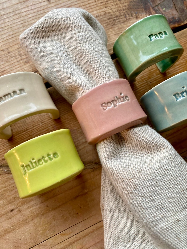 Ceramic napkin ring in different colours and personalised with guests names