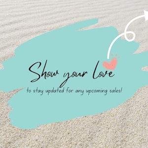 Puede incluir: Una pincelada azul turquesa con el texto "Show your love" y "to stay updated for any upcoming sales!" sobre un fondo de playa de arena blanca. Una flecha blanca apunta a un coraz&oacute;n rosa.