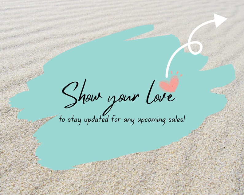 Puede incluir: Una pincelada azul turquesa con el texto "Show your love" y "to stay updated for any upcoming sales!" sobre un fondo de playa de arena blanca. Una flecha blanca apunta a un coraz&oacute;n rosa.
