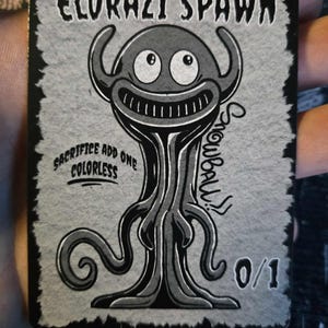 Peut inclure: Une illustration en noir et blanc d'une créature avec une grosse tête et un large sourire. La créature a deux grands yeux et un corps long et fin. Le texte "ELDRAZI SPAWN" est en haut de la carte. Le texte "SACRIFICE : Ajoutez un mana incolore" est en bas de la carte. Le texte "Snowball" est écrit en diagonale sur le corps de la créature. Le texte "0/1" est dans le coin inférieur droit de la carte.