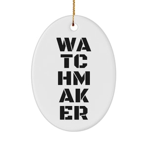 Könnte beinhalten: Weißer Keramik-Anhänger mit schwarzem Text, der vertikal und versetzt "WATCHMAKER" lautet.