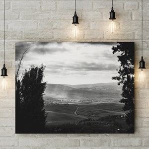 Black and white photo of a panorama of the Val d&#39;Orcia in Tuscany. Photographic print, landscape print, digital download, wall art