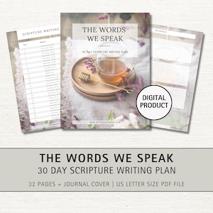 Op de afbeelding: Een digitaal product voor een 30-daags schriftstudie-schrijfplan met de titel "The Words We Speak". Het plan omvat 32 pagina's en een journalomslag. De afbeelding toont een kopje thee, een honingroerder en bloemen.