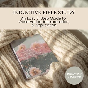Può includere: Un libro intitolato Inductive Bible Study: An Easy 3-Step Guide to Observation, Interpretation, & Application. La copertina presenta fiori rosa e il testo A Guide to Study the Bible: The Common Inductive Method. Download PDF istantaneo.