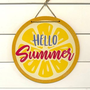 Hola verano - Letrero colgante con purpurina - Letrero con temática de limón amarillo - Letrero con forma de corona - Decoración del hogar - Decoración de pared - Letrero redondo de madera - "11 x 11"