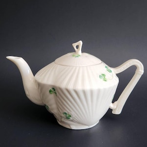 Teiera Belleek vintage con trifoglio – intreccio avorio – ceramica irlandese con trifogli verdi e manico ad arpa