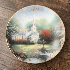 Thomas Kinkade Dekorativ tallrik | Simpler Times June Hometown Chapel, 13,5 cm