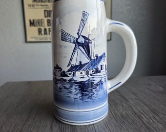 Vintage Delfts porseleinen bierpul – blauwe mok met windmolenbloemen (16 oz)
