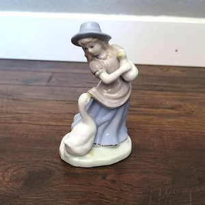 Mädchen mit Gans Porzellanfigur Mid Century Glanz Honouree Goose 3.25x2.75&quot;