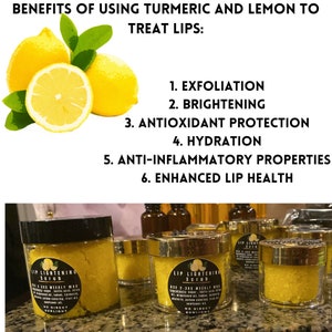 Puede incluir: Imagen de botes de exfoliante labial amarillo con tapas doradas, etiquetados como "Lip Lightening Scrub". El texto destaca los beneficios de la cúrcuma y el limón para los labios, incluyendo la exfoliación y la hidratación. También se muestran limones frescos y hojas.