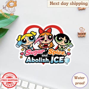 以下が含まれることがあります： パワーパフガールズが描かれたカラフルなステッカー。「Sugar and Spice, Abolish ICE」の文字入り。ハート型の背景で、「Water proof」と記載されています。