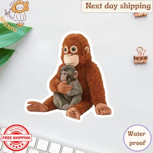 Puede incluir: Una pegatina que representa un orangután marrón abrazando a un pequeño mono gris. El orangután tiene ojos grandes y redondos y una expresión sonriente. La pegatina también incluye el texto "Water proof" y "Free Shipping".