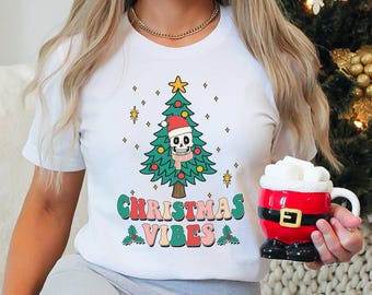 Retro Style Christmas Vibes Tree e Skull PNG gráfico de feriado para download. Design imprimível para camisetas, moletons, suéteres, canecas ou cartões.