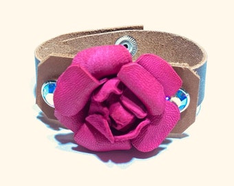 Bracciale rigido in pelle fatto a mano con rose: dettaglio floreale in strass rosa acceso