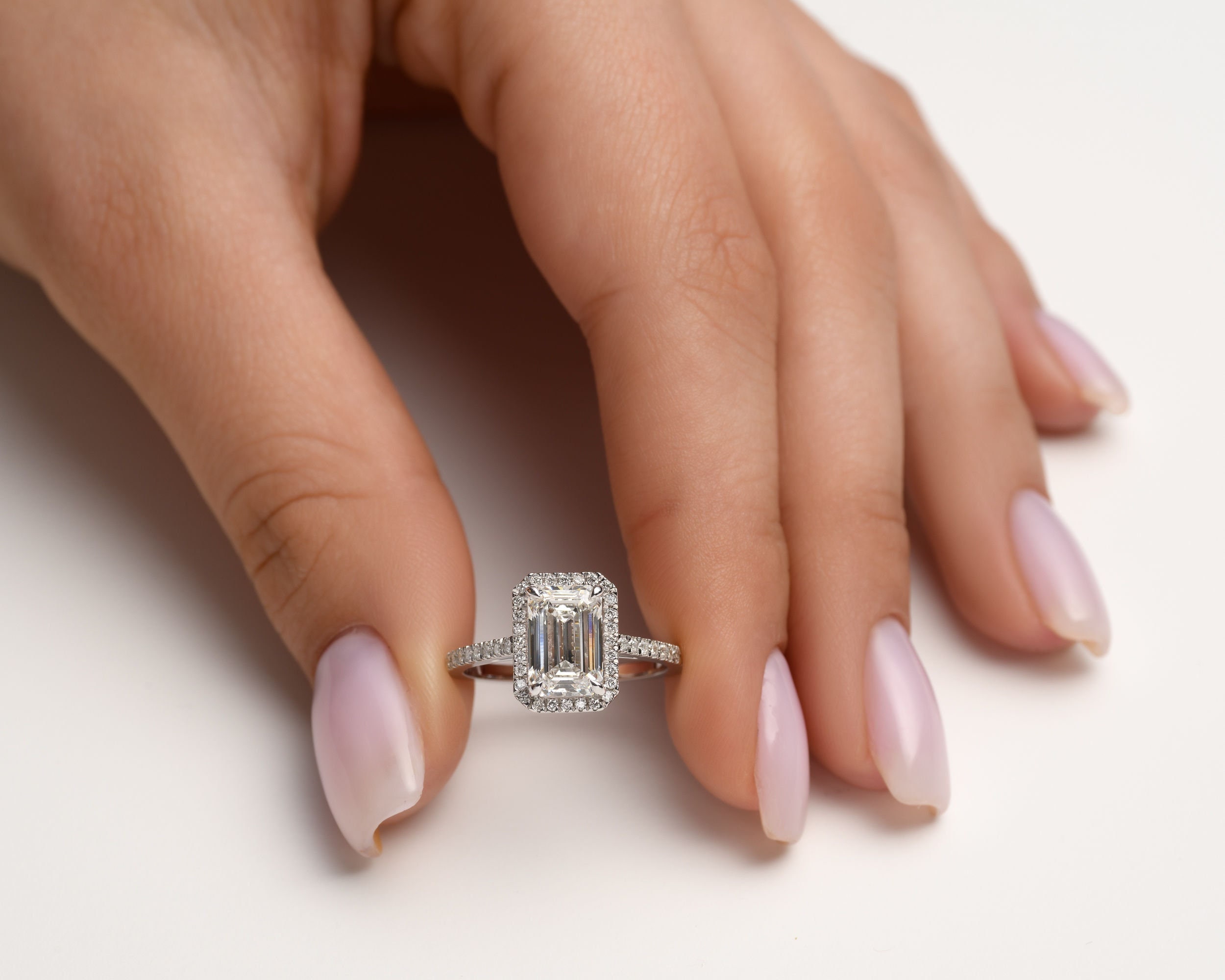 2.3 carat emerald cut diamond deals