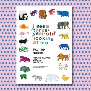 以下が含まれることがあります： 白い背景に様々な動物のイラストが描かれたカラフルな誕生日招待状。テキストには「3歳の子供が私を見ている」と書かれています。招待状は、2025年2月20日午前11時にコロラド州デンバーのシティパークで開催されるエリックの3歳の誕生日パーティーへのものです。招待状には、ゲストに好きな動物のぬいぐるみを持参するようにお願いしています。