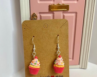 Pendientes de cupcakes con chispas hechos a mano y glaseado rosa