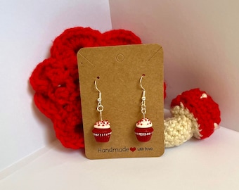 Lindos mini pendientes de pastel de terciopelo rojo