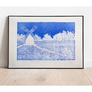 Könnte beinhalten: Ein blauer und weißer Druck eines Windmühlen in einem Feld. Die Windmühle hat einen weißen Körper und blaue Flügel. Das Feld ist mit blauen Linien gefüllt, die an Wellen erinnern.