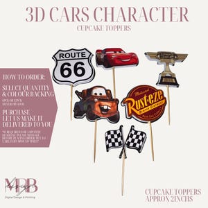 Peut inclure: Un ensemble de six décorations de cupcakes en 3D représentant des personnages et symboles du film Cars, incluant un panneau Route 66, une voiture de course rouge, une dépanneuse brune, un trophée Piston Cup, un logo Rust-eze et deux drapeaux à damier.
