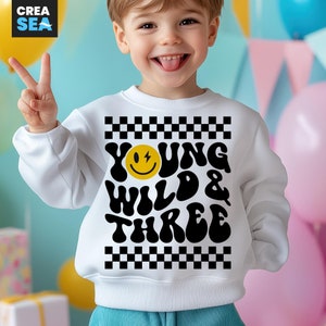 Jeune sauvage et trois Svg, Svg 3e anniversaire, damier, ondulé, smiley, Svg anniversaire enfant, 3e anniversaire chemise Svg, garçon de 3 ans, fille