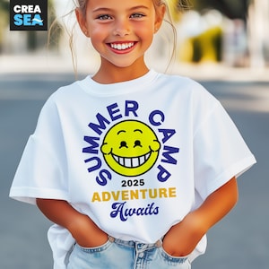 Campamento de verano 2025 SVG, PNG, Adventure Awaits Svg, Camisa de campamento para niños Svg, Cara sonriente, Diseño amarillo azul para Cricut, Impresión por sublimación