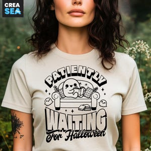 Geduldiges Warten auf Halloween-Svg, Png, niedlicher Geist auf der Couch, der Bücher-Svg, Halloween-Shirt-Svg, Design für Cricut, Sublimationsdruck liest