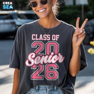 Svg, classe supérieure de 2026, PNG, diplômé, remise des diplômes, chemise senior 2026 Svg, conception universitaire rose et blanc Svg, pour Cricut, sublimation