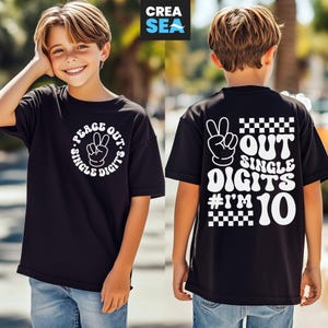10e anniversaire Svg, Png, Peace Out Svg à un chiffre, j'ai 10 ans, signe de la paix, damier blanc, 10e anniversaire chemise Svg, pour garçon, fille