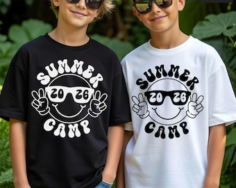 Camp d'été 2026 SVG, PNG, garçon, fille, enfants camping chemise Svg, lunettes de soleil smiley, signe de la paix, téléchargement numérique pour Cricut, sublimation