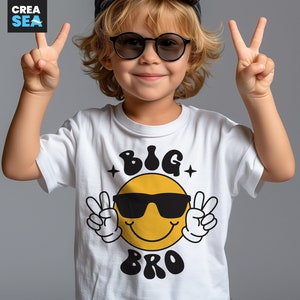 Big Bro SVG, PNG, Smiley Peace Sign Svg, Occhiali da sole Smiley Face, Camicia Grande Fratello Svg, per Cricut, Sublimazione, Trasferimento stampa a caldo, HTV