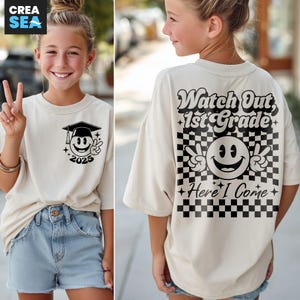 Kijk uit 1e leerjaar Here I Come Svg, Png, Checker, Smiley, kleuterschool afstuderen 2025 Svg, schooljaar 2026, Kids 1e leerjaar Shirt Svg
