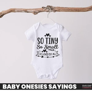 Tan pequeño tan pequeño tan amado por todos svg, niña svg, recién nacido svg, baby quote svg, niño pequeño svg, bebé svg, lindo bebé svg, niña recién nacida svg