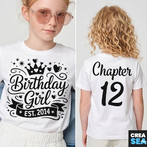Può includere: Maglietta bianca con grafica nera che dice "Birthday Girl EST. 2014" con corona e cuori. La parte posteriore della maglietta dice "Chapter 12". La maglietta è indossata da una persona giovane.