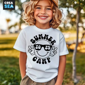 Acampamento de verão 2025 SVG, PNG, Menino, Menina, Camisa de acampamento infantil Svg, Óculos de sol com rosto sorridente, Sinal de paz, Download digital para Cricut, Sublimação