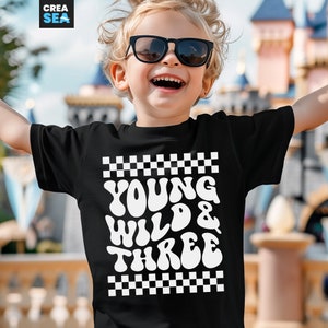 Jeune sauvage et trois PNG, SVG, 3e anniversaire Svg, 3 ans garçon, fille, fichier blanc, motif ondulé rétro damier, 3e anniversaire chemise Svg