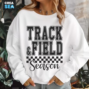 Track And Field Saison SVG, PNG, kariertes Retro Varsity Design, Track Mom SVG, Track & Field Saison SVG Shirt für Cricut, Sublimation, HTV