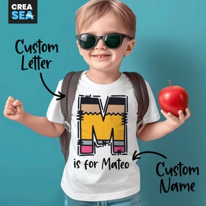 Regreso personalizado a la escuela SVG, PNG, Letra de lápiz Svg, Jardín de infantes, Pre-k, Preescolar, Letra y nombre del alfabeto personalizado, Camisa de niño niña Svg
