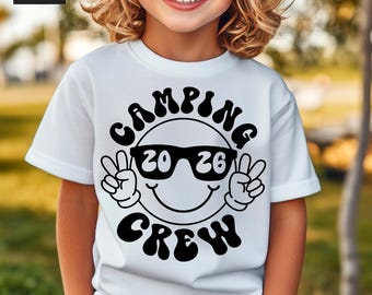 Camping Crew 2026 SVG, PNG, garçon, fille, camp d'été pour enfants chemise Svg, lunettes de soleil smiley, signe de la paix, téléchargement numérique, Cricut, sublimation