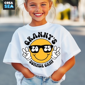 Acampamento de Verão da Vovó 2025 SVG, PNG, Camiseta Infantil para Acampamento Svg, Acampamento de Verão Svg, Rosto Sorridente, Sinal de Paz, para Cricut, Impressão por Sublimação