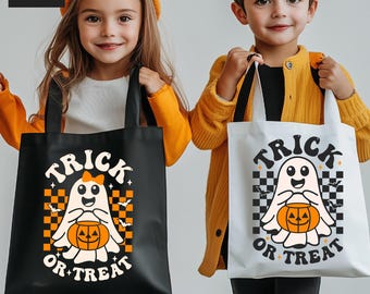 Può includere: Due borse tote con una grafica di un fantasma con un secchiello a forma di zucca e la scritta Trick or Treat. Una borsa è nera con uno sfondo a scacchi arancione e nero, l'altra è bianca con uno sfondo a scacchi bianco e nero.