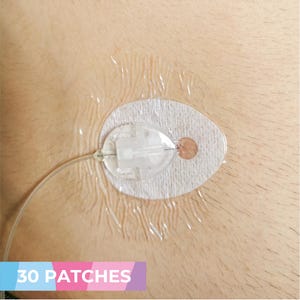 Könnte beinhalten: Medizinprodukt mit einem weißen, oval geformten Pflaster und einer transparenten Kunststoffabdeckung. Ein kleiner Schlauch erstreckt sich von dem Gerät. Der Text "30 PATCHES" befindet sich am unteren Bildrand.