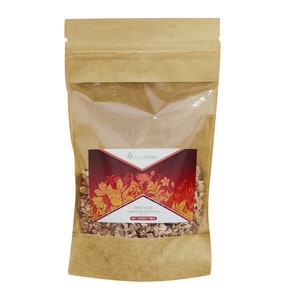 Può includere: Un sacchetto di carta marrone con una finestra di plastica trasparente che contiene radice rossa secca, nota anche come radice di Ceanothus americanus. Il sacchetto ha un'etichetta con il testo "Lymeherbs" e "Red root Ceanothus americanus root NET WEIGHT 100 G".