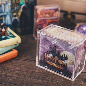 Boîte en méthacrylate protégée contre les UV - Booster Harry Potter TCG Wizard of the Coast WOTC - Ne comprend pas le booster ni d'autres articles