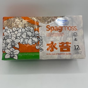 Può includere: Una confezione rettangolare di Spagmoss, un muschio di sfagno premium della Nuova Zelanda, con un design bianco e arancione. La confezione presenta un'illustrazione floreale e il testo "At the root of healthier plants." Contiene 12L di muschio.