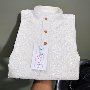 Vitt Chikankari Kurta-pyjamaset för män: Handgjort sekvensbröllop för män