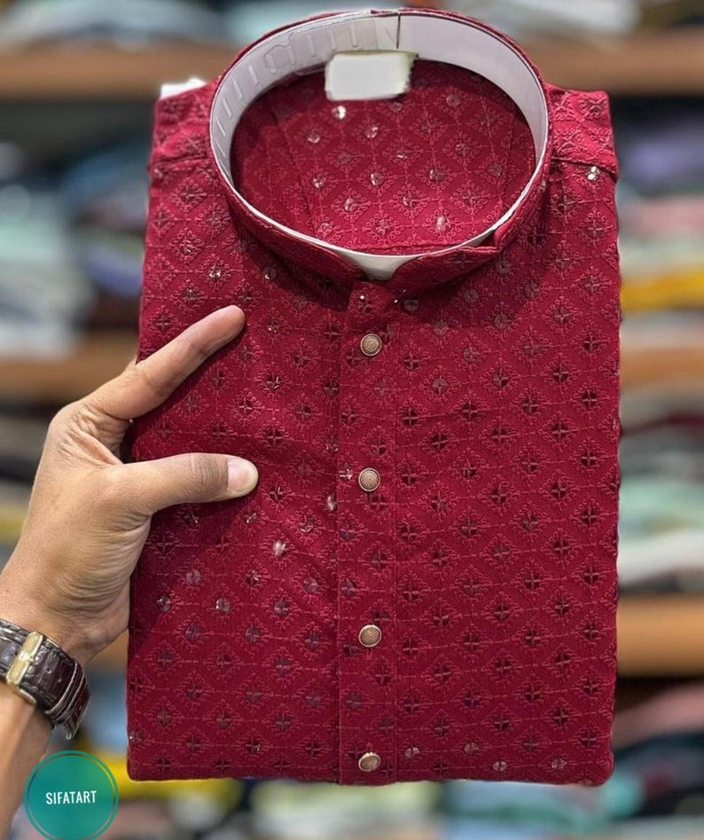 K&ouml;nnte beinhalten: Eine bordeauxrote Kurta mit Knopfleiste und geometrischem Muster. Die Kurta ist aus leichtem Stoff und hat eine lockere Passform.