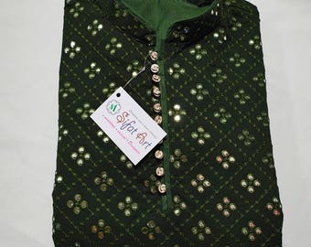 Op de afbeelding: Een donkergroene kurta met een mandarijnkraag en een knoopsluiting. De kurta is versierd met kleine, ronde, gespiegelde versieringen in een geometrisch patroon. De stof is doorschijnend en heeft een delicate textuur. De kurta is gevouwen en plat gelegd op een wit oppervlak. Het label "Sifat Art" is zichtbaar op de voorkant van de kurta.