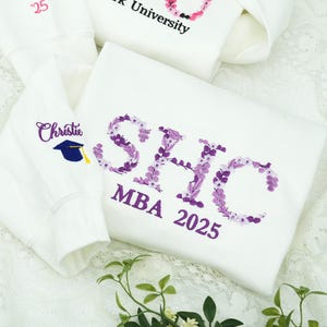 Sudadera universitaria con letras florales bordadas - Sudadera universitaria personalizada con nombre de la escuela o equipo / Regalo de camiseta de graduación personalizada